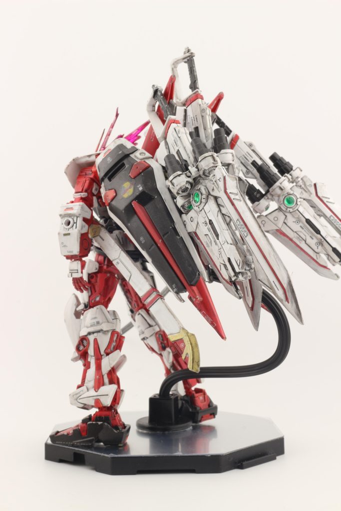 余りランナーをジョイント部分に差し込んで、太腿と二の腕を延長。足首には二度切りで出たランナー屑(?)を仕込んで少しだけ延長