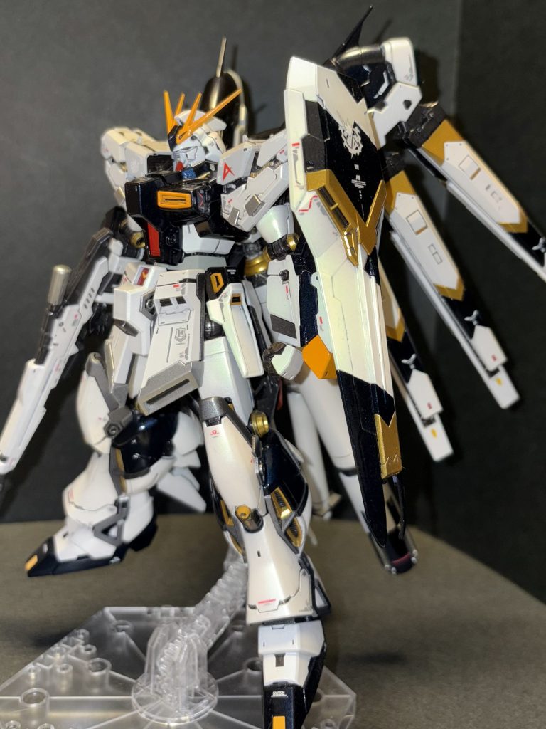 Hi-νガンダムは何色でもゴツくてかっこいいと思います。