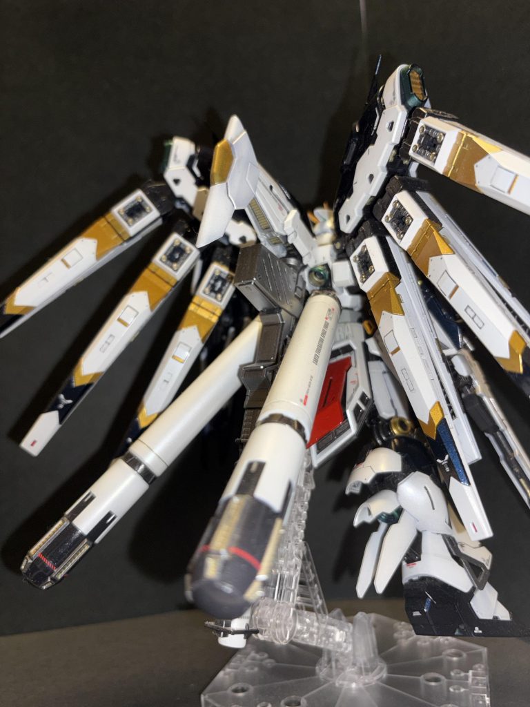 フィンファンネルは白1色だと寂しく感じて、ちょっと派手目な感じに変更しました。