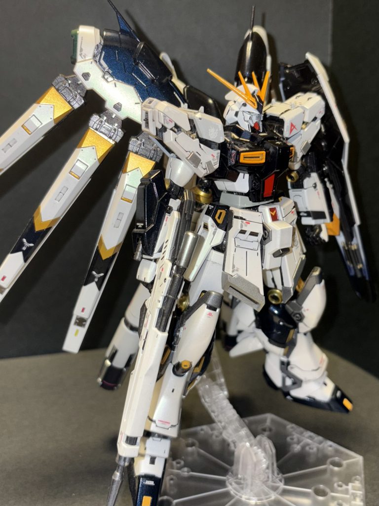 νガンダムカラーに全塗装は1度やってみたかったのです。黒はプリズムブルーブラック、白はパールホワイトで擬似チタニウムフィニッシュぽく塗装しました。