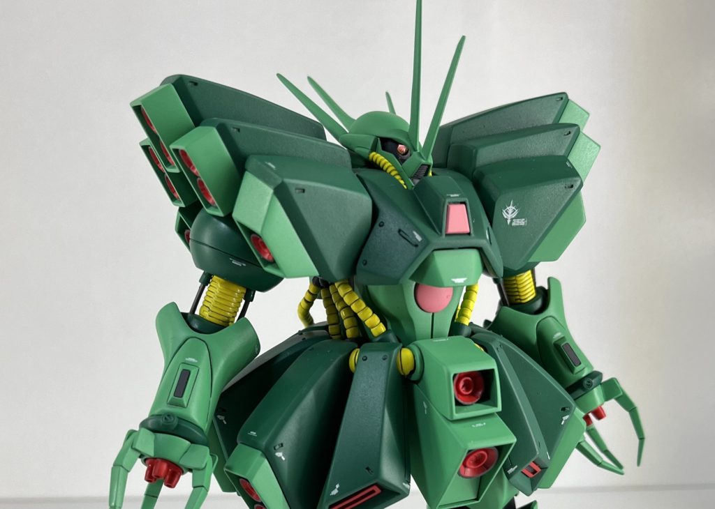 上半身は象徴的なショルダーパーツとスカートパーツが際立つようにバランスを整えています。