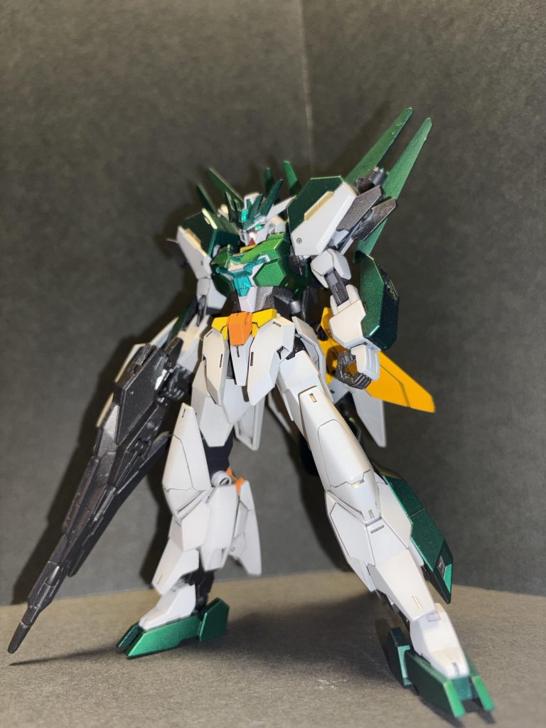 リクエストはメタリックなダークグリーンだったので、キャンディ塗装を初めてやってみました。ホワイト部分はライトグレーをやや明るめに調色しました。コアガンダムIIはライトグレーにオレンジとイエローで練習機ぽく仕上げましたが、塗装剥がれが怖くて分離したくありません…