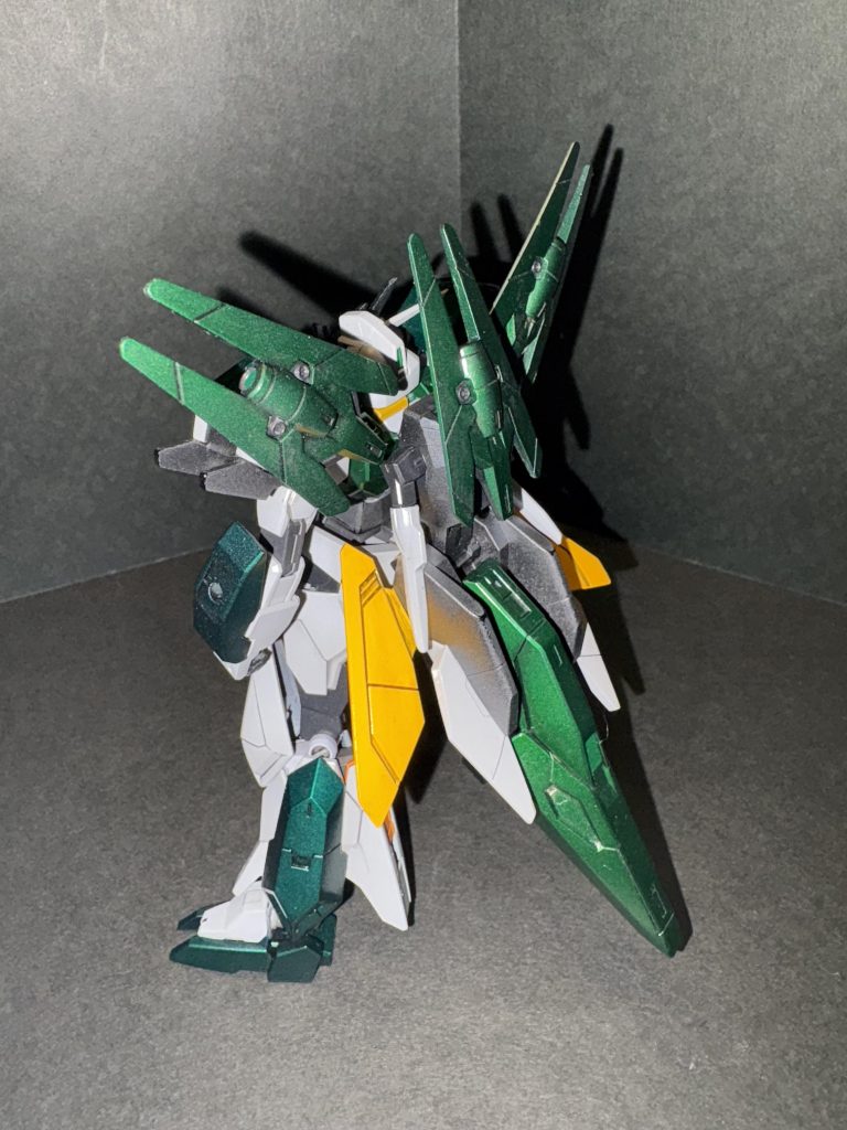 お尻のシールド?部分は怪獣の尻尾みたいで気に入ってます。ヨメからの「背中が寂しい」との指摘がありましたので、ジャンクパーツを組み合わせてバックパックに追加装備を作成中です。