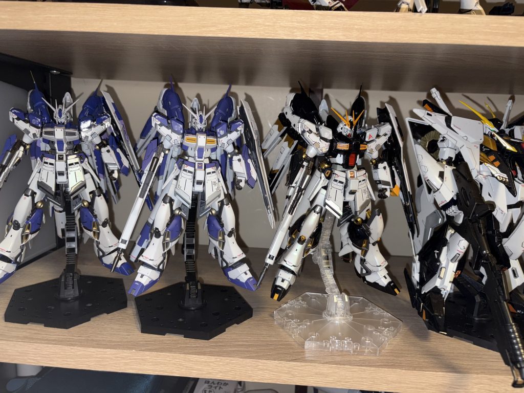 MGほどではないですが、こんだけ並べると場所をとりますね。あと1体積んでるHi-νがあるのですが、次はどう仕上げるか考えるだけでも楽しいです。