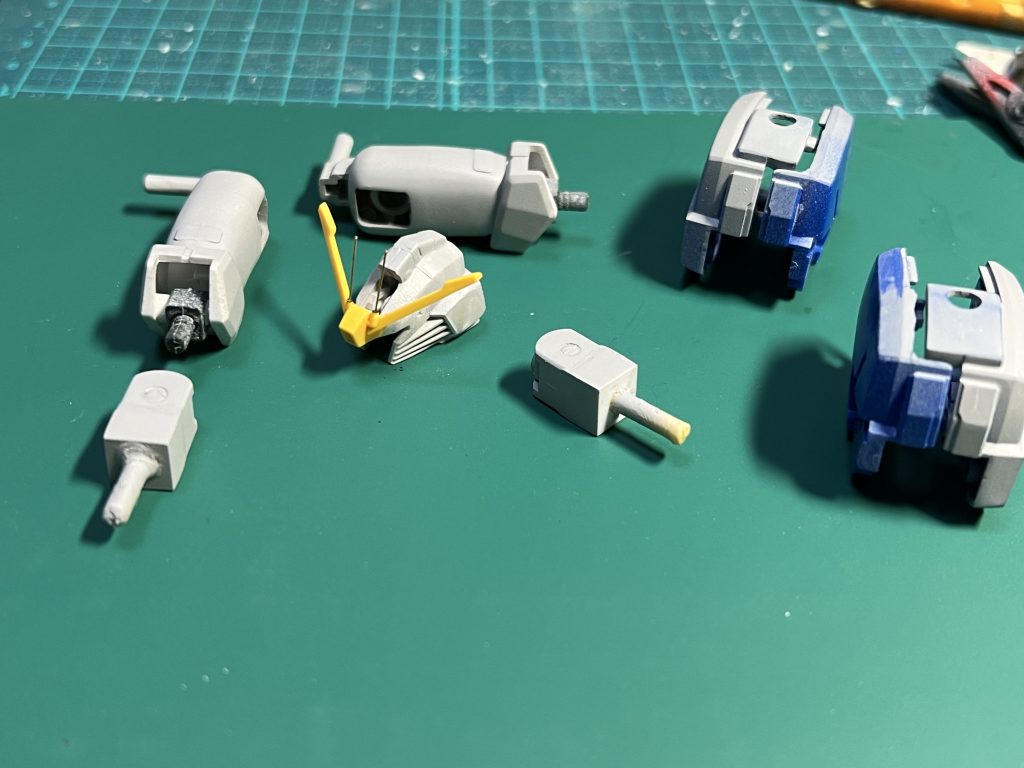 主な改造箇所は頭部の奥行きと太ももと肩関節の延長です。アンテナは中の2本を真鍮線に変えて、肩アーマーは後ハメ加工をしました。