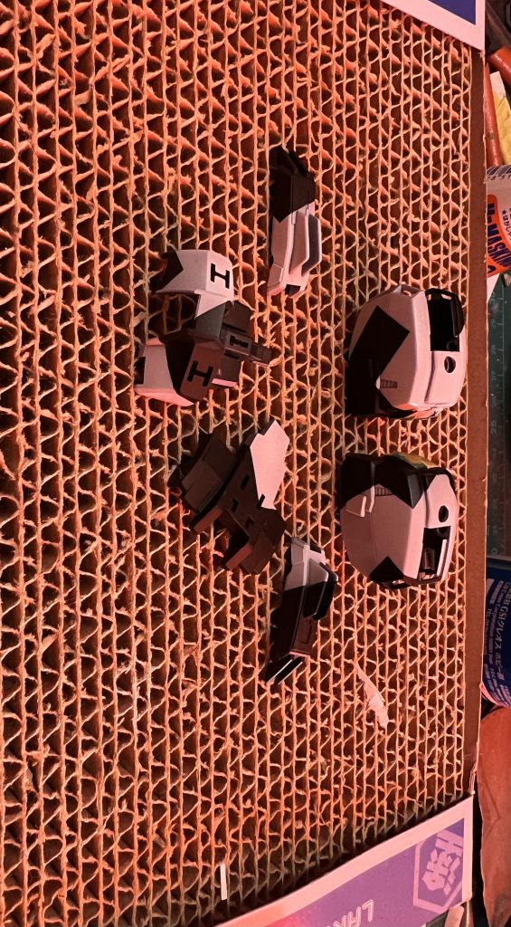 スプリッター迷彩の塗装は下地をマスキングで黒白に塗り分けてから青を一発で吹きました。