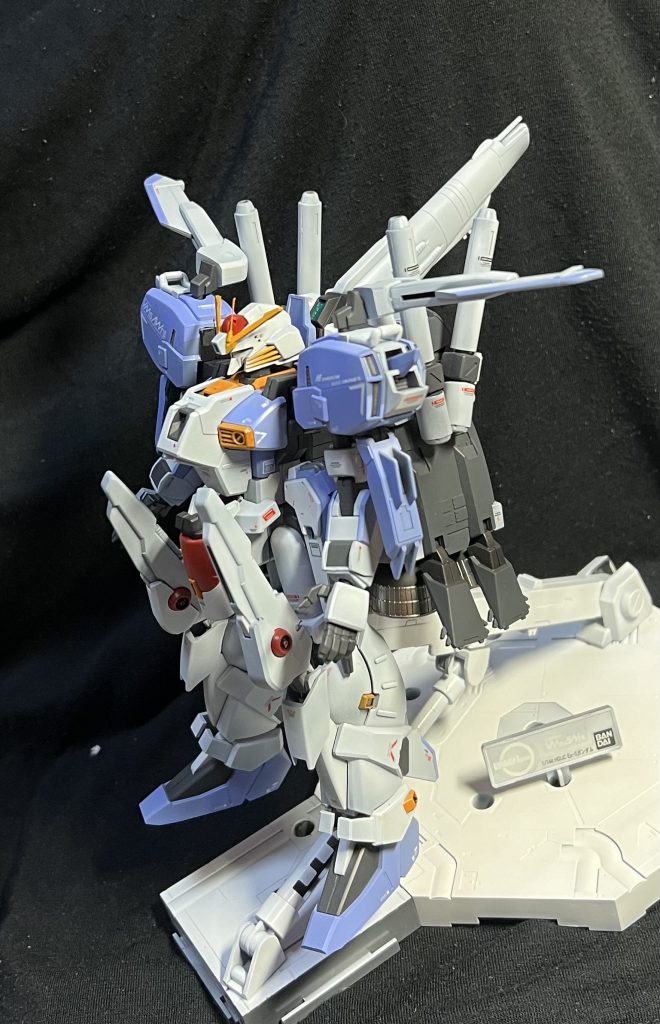 GFFやロボ魂のベースが白かったので、台座も白に塗装しました。