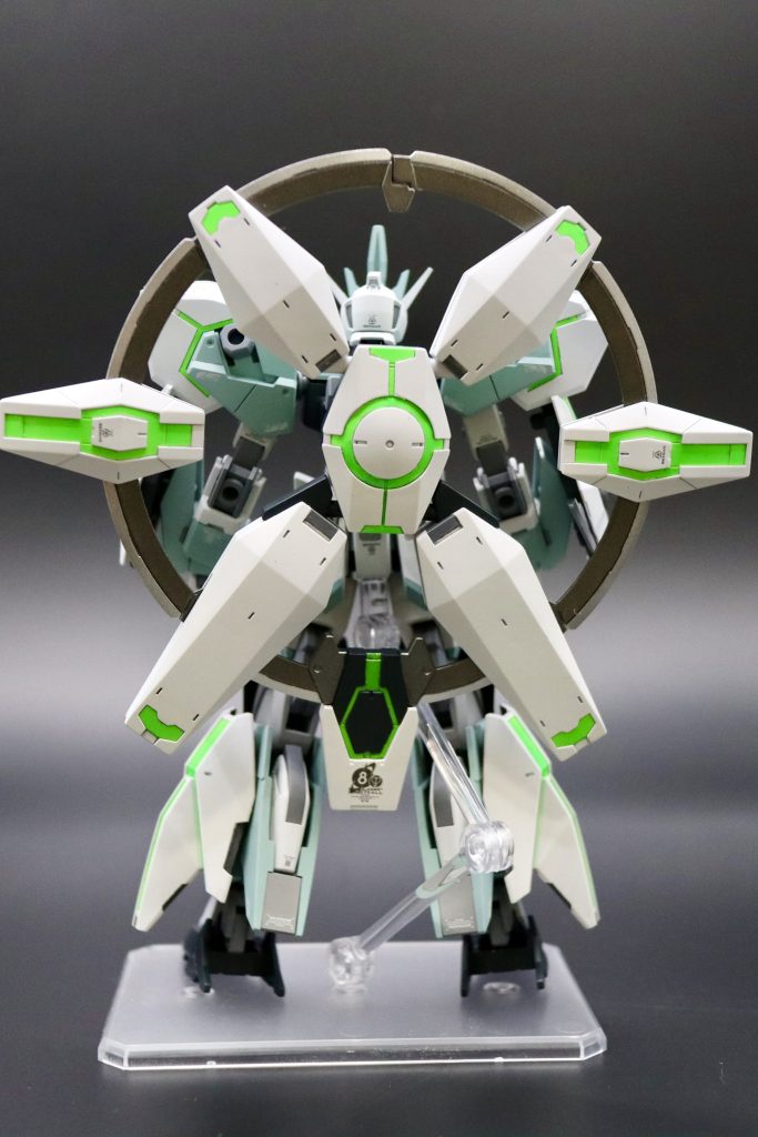 EGストライクをベースに頭部、肩部、腕部、脚部をドッキングさせました!ストライクとネプテイトのシンプルなミキシングに加えて、常にヴォワチュール・リュミエール展開状態にするため、腕部の装備は別機(リバーシブルガンダム)から持ってきています。