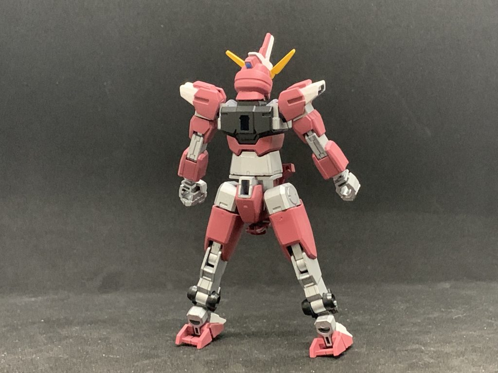 しかしこの状態、HGUCズゴックのサイズに収納する都合上コアⅡのバックパックが外れることになったため飛行能力が失われ、柔よく剛を制す戦い方を強いられてしまいます次に紹介する支援機とのコンビネーションやアーマーとのドッキングでその弱点をカバーしていきます制作当時は発売していませんでしたが現在は頭部を弍式に変更することもできるため多少抵抗力の向上は図れそうです