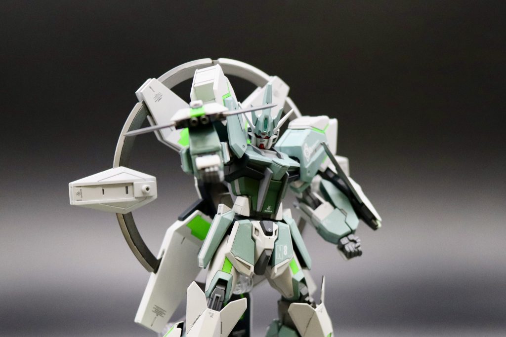 腕部装備は武装としてビーム発射口を設置。