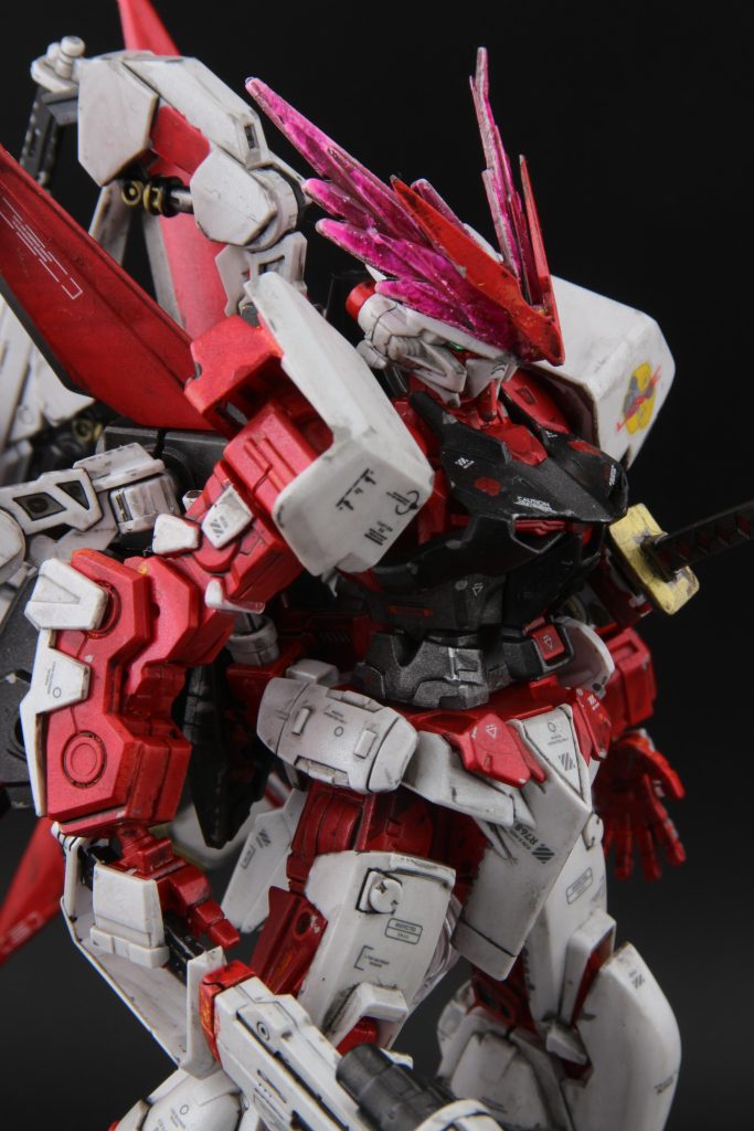 元のキットはHGアストレイなので、シールでの色分けもありましたが、今回は塗分けをしてみました