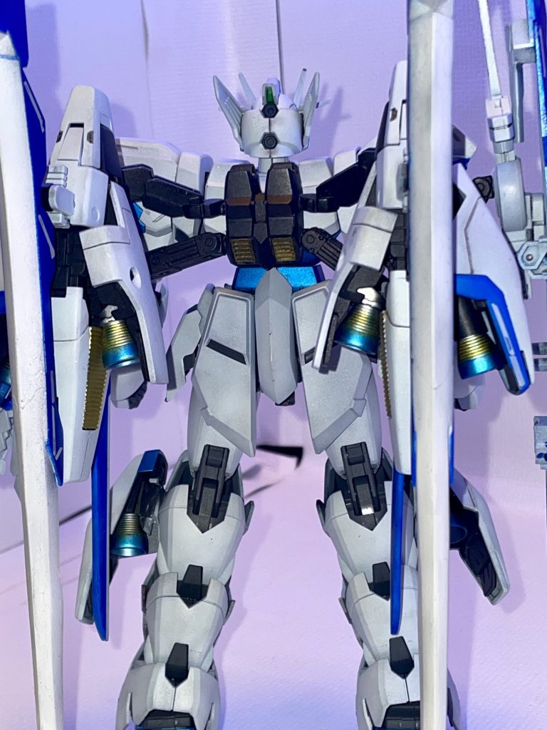 外見はエピオンそのままであるが、バックパック等トールギスの物であると分かるパーツが装備されている。それにより以前のウイングユニットはオミット、変形機構も省略化されているが、各部に装備されたスラスターユニットにより加速、瞬間速度は旧エピオンのMA形態を大きく上回る。