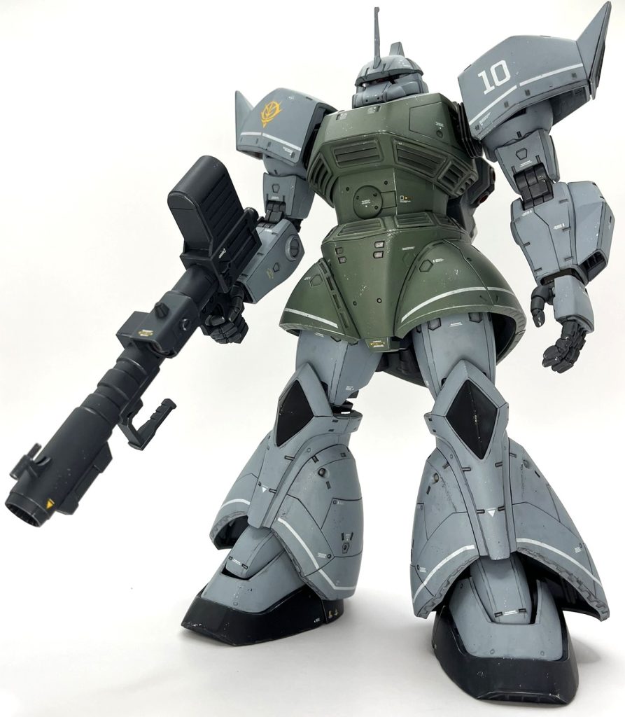 元のキットの出来が良すぎるので、基本はジョニーの真紅の機体を量産カラーに塗り替えただけのストレート組みです。エッジ出しやスジ掘り直し、部分塗装や装甲と関節のツヤ感違いなど、いつもは面倒でやらないところまで意識して丁寧に作り込みました。後ハメは無し。合わせ目も一部武装とバーニア基部程度。今となっては少し前世代の設計思想のキットですが、ものすごい完成度ですね。パーツ数もボリュームも大盛りで作りごたえがあります。