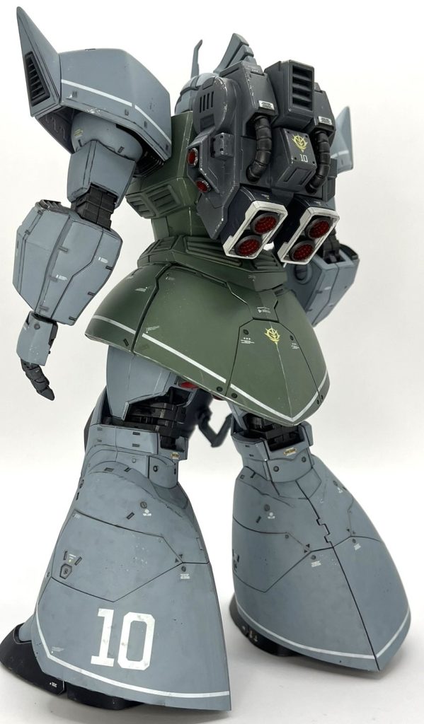 私は外装を外す事はないので、見えないところは手抜きで何もしていませんが、見える所はしっかり塗って細部まで色分けを意識しました。関節部はスライド機構やシリンダーがあるので、塗膜が乗る分削り込みクリアランス調整しました。また、今回は関節メカ部を半艶、外装をつや消しにして質感にメリハリ付けを図りました。が、このツヤ感分けのおかげで組んだ状態でトップコートが出来ず、いちいち組んでデカール貼り、ばらしてトップコート、また組んでウェザリングしてばらしてトップコートという手間が増え後悔しました。バラバラ状態でやる事も考えたのですが、全体のバランスを見ながらやらないと良くないと思い、頑張りました。分解途中、アンテナをへし折る事故が発生しましたが、接着して合わせ目消して何とか事なきを得ました。