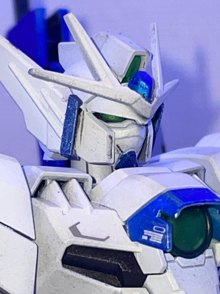 改修機、後継機と言えばブレードアンテナが増えるのがお約束(と、自分では思っている)なので、増やしました。ちなみにアンテナはラーガンダムの物をそのまま使っているのですが、頭部に対して随分デカいなと思っていたらMGにピッタリのサイズでした。マスク部分もダクトを埋めた上にプラ板を貼ってデザイン変更しています。