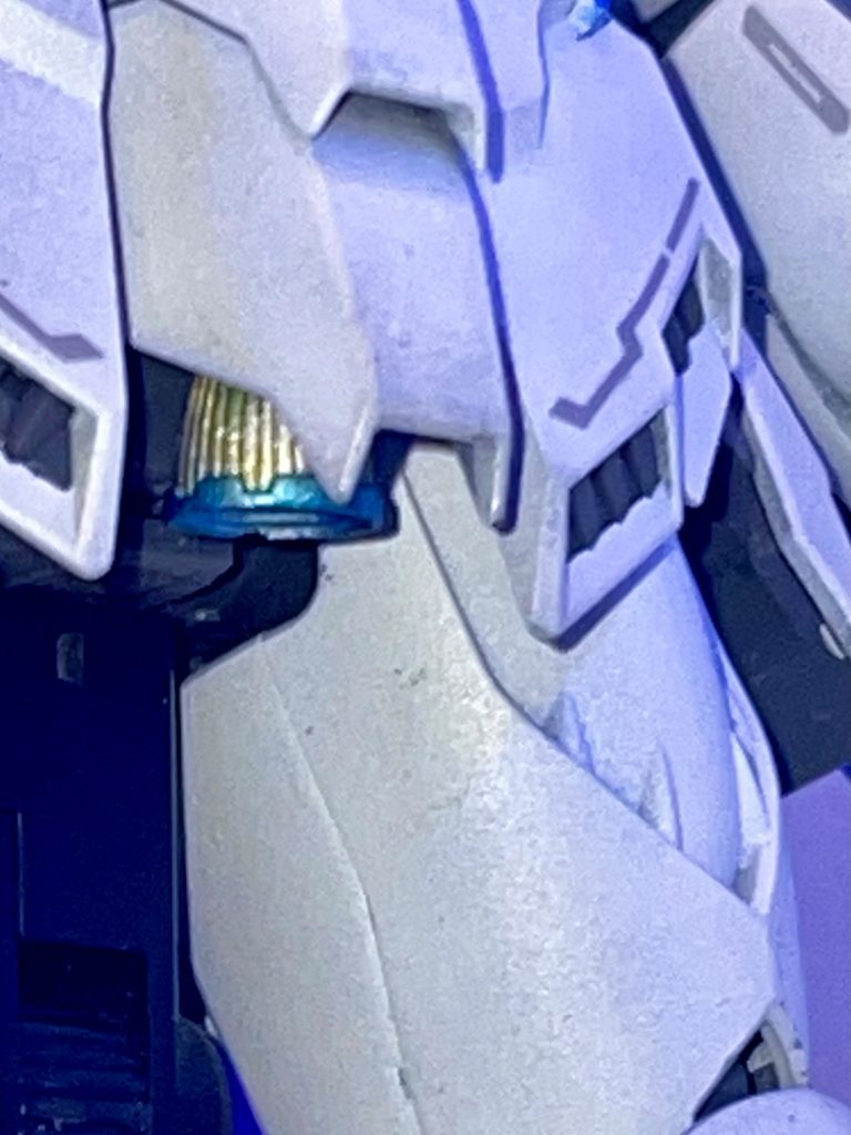 全体図ではわかりにくいかもですが、フロント部分も加工してバーニアを増やしています。こちらもトールギスに寄せようとイジった部分の一つです。