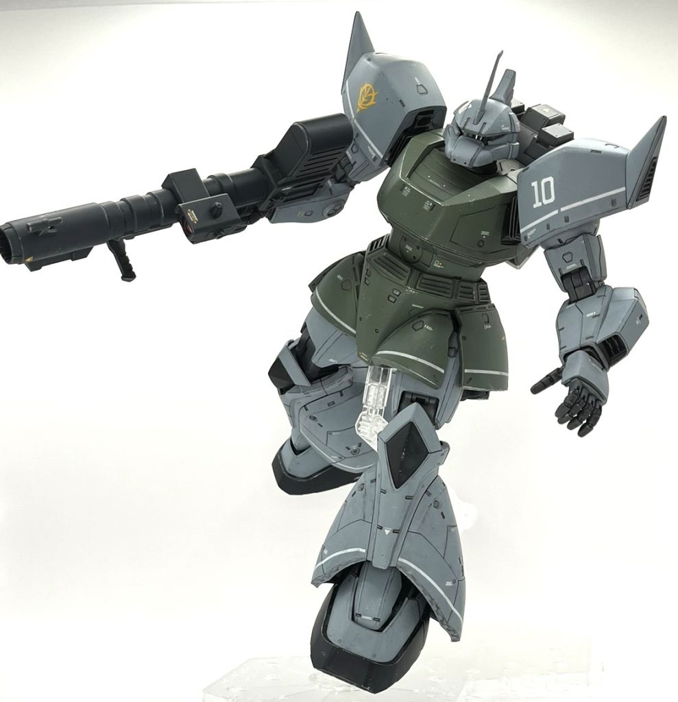 キットは高機動型の特徴であるバックパックとロケットランチャーが付属します。ランチャーは1/100では初の立体化ですかね？バックパックはMG1.0とほぼ全く同じデザインですが、合わせ目の位置や接続部が変わっていると思います。このバックパックは本当にカッコいいですよね。ちなみにMG1.0でもジョニゲルはありましたが、B/C型コンパチでC型向けの固定武装は付属していますが、B型武装は無いという何ともヘンテコな編成のキットでした。MG1.0時代は黒三高機動型ザクのスネの成形色が設定画の配色にできてなかったり、ランナー構成と商品価格の狭間で苦心したであろうキットがたまにありますよね。企画当初はMSV展開に至るなんて考えてなかったんですかね？