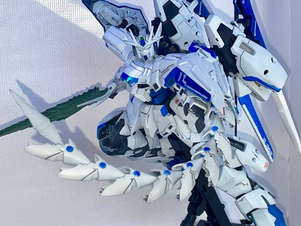 ビームソード、ヒートロッドにて敵陣を突破する姿は「ライトニングバロン」の異名を持つゼクスに相応しいと言える。