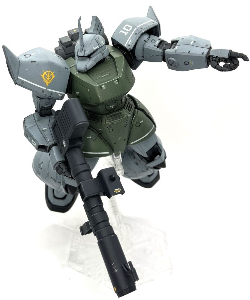 デカールは基本キット付属の水転写デカールを説明書通り貼り、ジョニー専用の部分は貼らずアレンジ。寂しいところは他のデカールを引っ張って来て適当に貼りました。足腰肩のラインデカールもキット外で調達したデカールです。