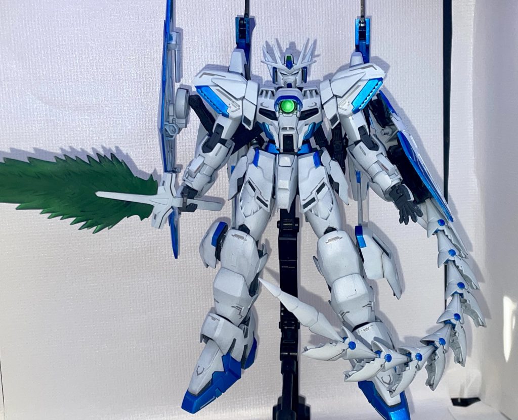 騎士然としたヒールの印象からより機械的でヒロイックな感じに出来たかなと自分ではとりあえず満足しています。ちなみに機体名は「改」で終わらせるにはさみしかったので機体カラーとパイロットのコードネームに準じて「ホワイトゲイル」と名付けてみましたが、過去同じ名前の物があったんですよね(ガンダムシリーズの物ではありませんが)。自分、ガンダムWリアタイ世代ですが、同年代の方ならピンと来るかも?決してパクり等ではございません(⌒-⌒; )ご覧いただきありがとうございました。