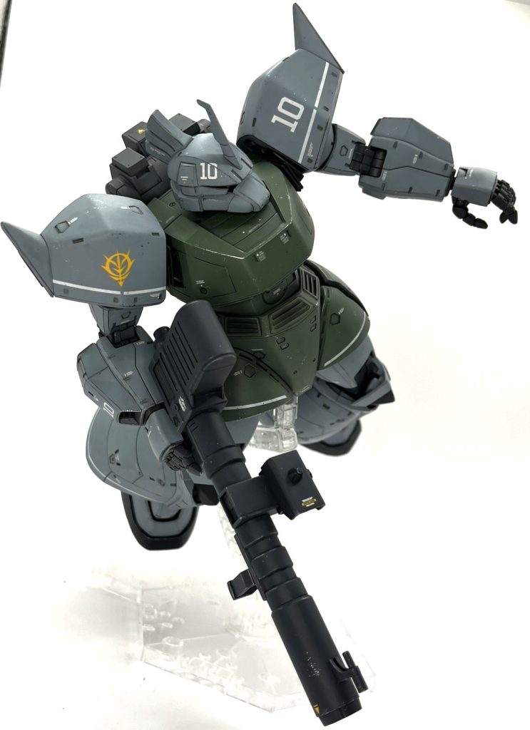 塗装色は以前制作したゲルググMで試した色味が個人的に理想の「量産型ゲルググ色」だったので、同じ塗料を使用しました。装甲グレー部：タミヤスプレー缶 ダークゴーストグレイグリーン部：クレオススプレー缶 MSディープグリーンフレーム部は適当なラッカースプレー、細部はエナメル塗料で対応しました。