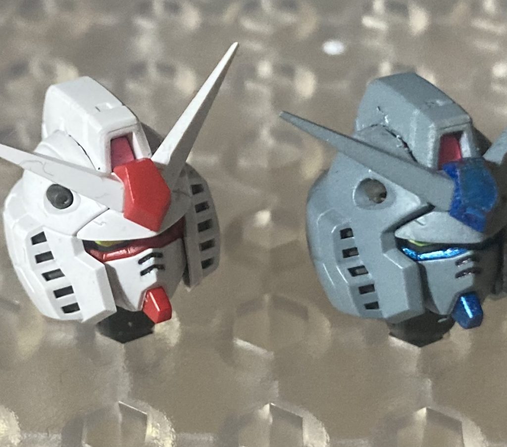 ちなみに再販品は頭部バルカンと日差しパーツが通告なし修正されているとネットで言われていたので並べて確認。右は発売日に買った物（以前投稿した 3号機）、左は10月後半の再販品です。バルカンがちょっと外に出てます。日差しも段差が修正されてます。