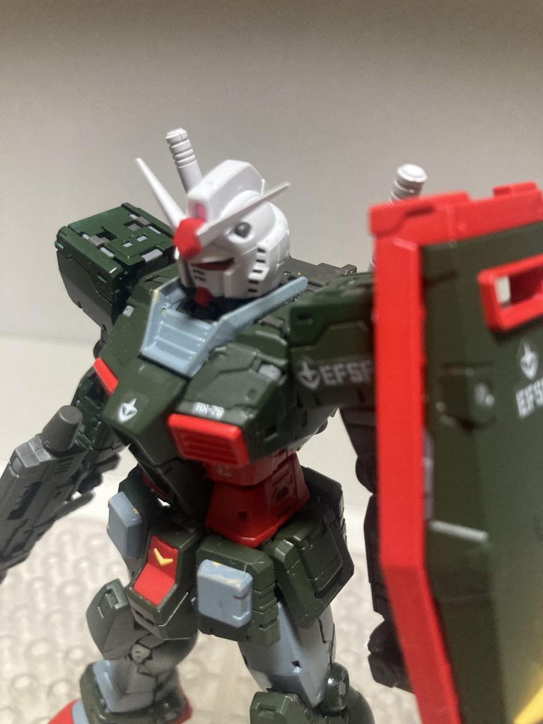 タミヤのダークグリーンで本体周り、太ももなどの部分はタミヤのヘイズグレー、胸ダクトなどはクレオスのサザビーレッド、元々ライトグレーのEランナーはタミヤのブリティッシュグリーンでワンポイントアクセント的にしてみました。