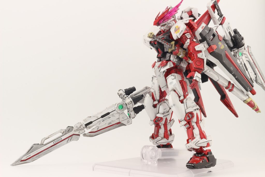 塗装についてはすべて水性塗料を利用しています。白:パールホワイト 赤:白サフに黄色を混ぜて黄サフにした後、メタリックレッド黒:メタリックブラック関節分:焼赤色をエアブラシを使用して塗装後、エナメル塗料で墨入れ兼、ウオッシングを行い、半光沢のトップコート。細かいところは爪楊枝で部分塗装