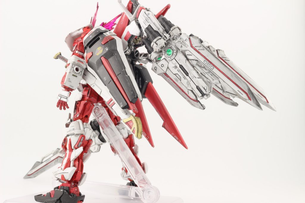 メタリックグレーンの部分は付属のシールの上にレジンで固めています