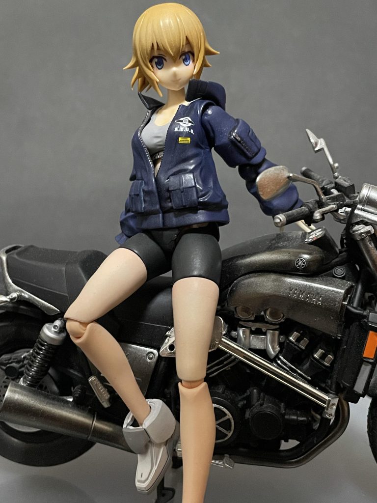 何気に左肩のサイドポケットをパテで追加してあります