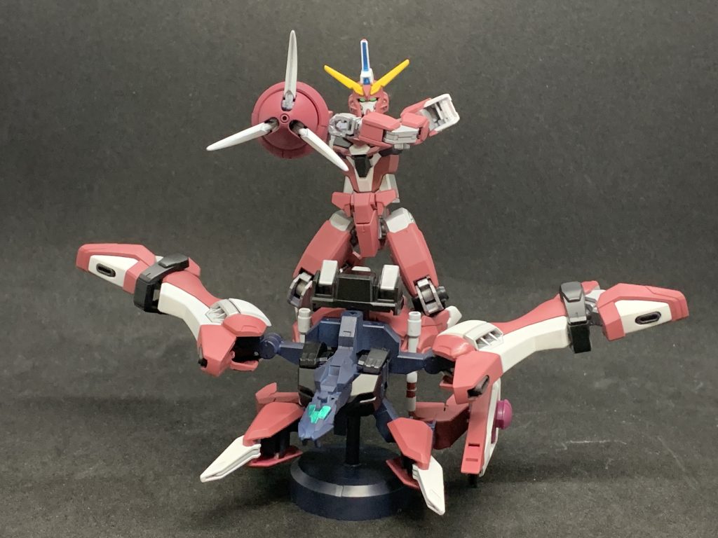 ジャスティスアーマーを運搬する支援機リフターユニットコアハンガーをⅡにすることで脚が羽の位置に固定され∞ジャスティスのファトゥムのようにビームウイングを展開して突貫できる