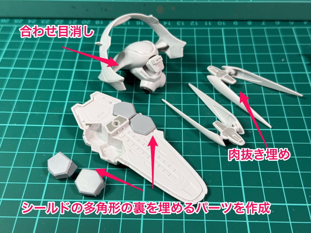 肉抜きの対処。バックパックのアーチの両サイドのパーツ分割部分も消した方が良かったかな?