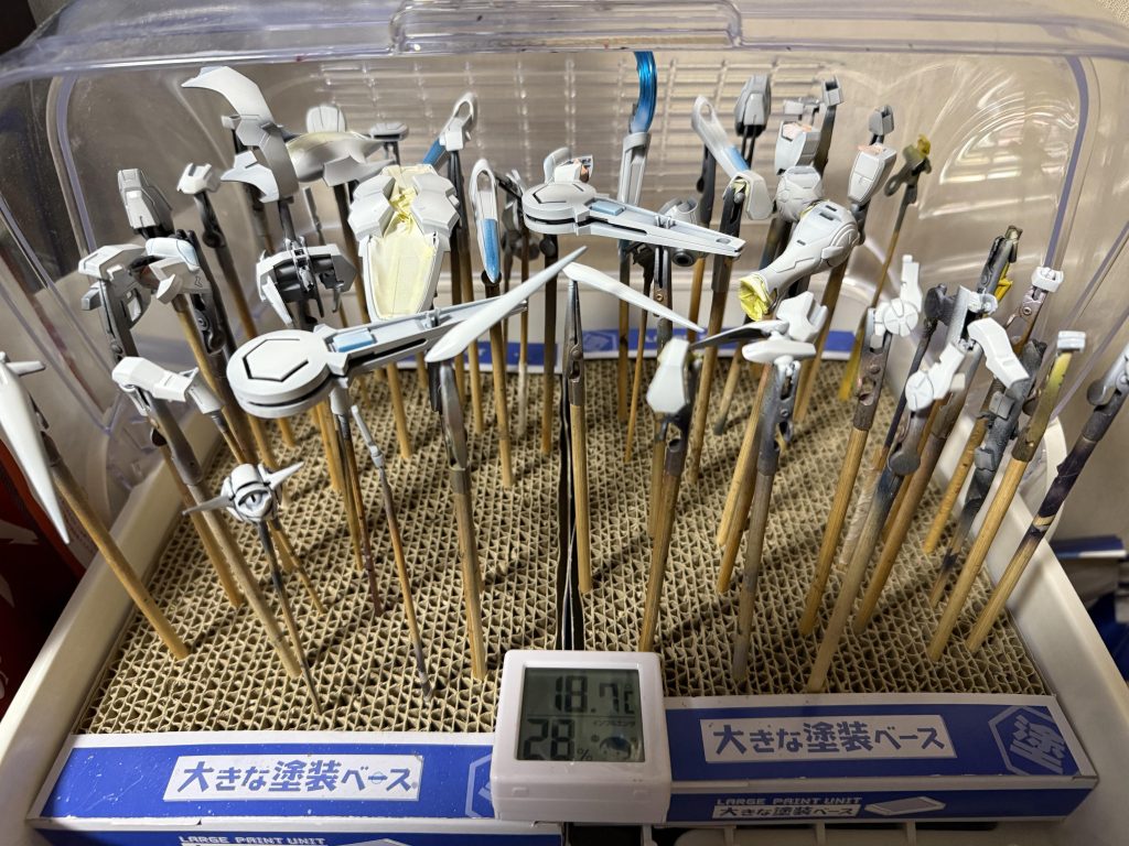 塗装レシピ (自分用備忘録)白: フィールドグレー → シルバー→ 白 → 光沢クリア+雲母堂本舗AGパール青:  ティターズブルー2 → スカイブルー赤: シャアレッド → シャインレッド黄: シルバー → 白 → オレンジイエロー+イエロー (シルバー下地は失敗だった)関節など: エアリアルグレー青緑クリアパーツ: BLPルミネ ブルー+グリーン (2:1ぐらい) → 左半分 クリア+VGパールエメラルド、右半分 クリア+VGパールレッド+コバルトリフレクターエフェクト等: BLPルミネ ブルー+グリーン (2:1ぐらい) → 光沢クリア+ピカエース レインボーパウダー → 光沢クリアバックパックの関節部: 青竹色+ステラブルー(ステラブルーはほとんど無意味だった。色の源シアンを入れるべきだった)→ BLPルミネ ブルー+グリーン (2:1ぐらい) カメラアイ: 付属のネーマーシールに薄く蛍光イエロー+蛍光オレンジ少量→光沢クリアを厚く筆塗り(BLPルミネのRとGを切らしてたので水性ホビーカラーの蛍光色で代用。オレンジをもっと増やさないと蛍光が黄色くならないようだ…)