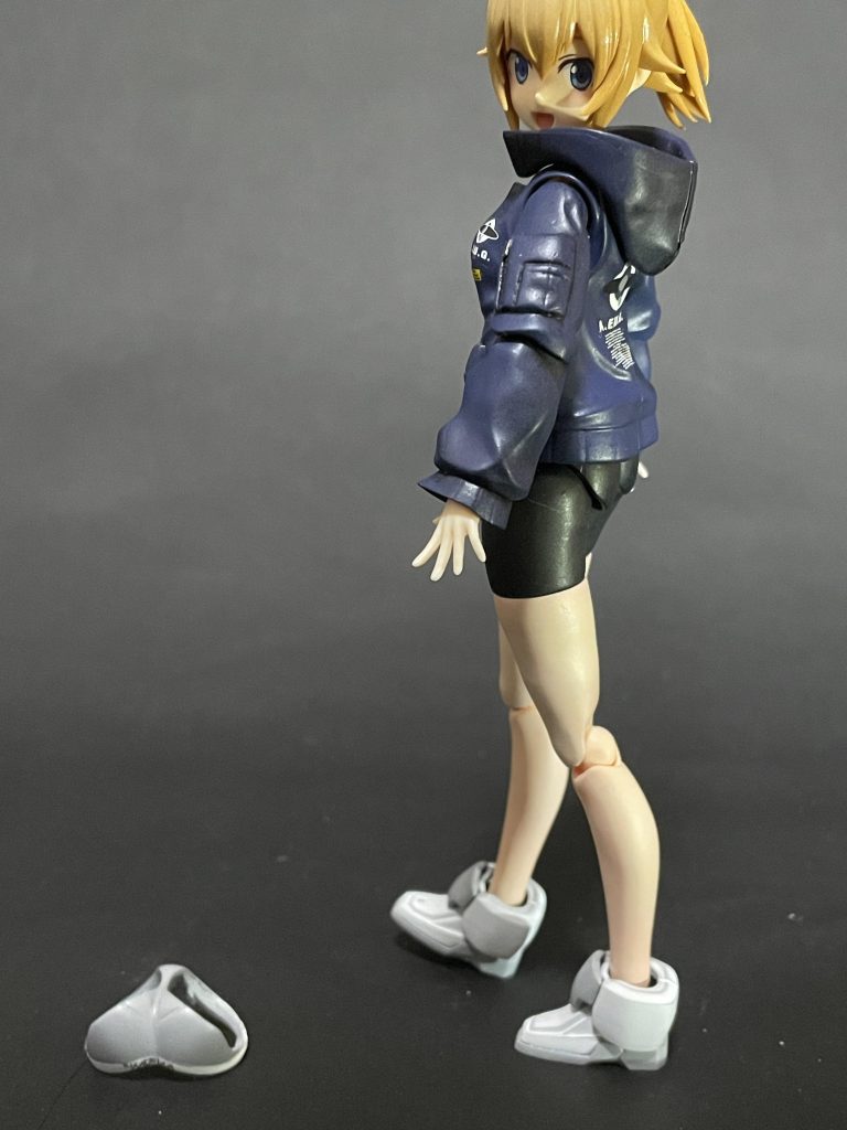 以上です。【あとがき】この、シンなんとかのエリーって女の子の上半身がなかなかに使い勝手がいいですね。デカールの組み合わせ次第で色々な部隊のジャケットができそうです。グリーンで塗装して鉄華団マーク貼るとかね！ただ、その為に4,000円程度のキットを買うのはちょいしんどいですが‥ で‥ジャケット脱いだバージョンも撮影したのですが、私の経験上これを投稿するとガンスタAI様が殺意持ってやってくるので、止めておきます。一応、私のXには投稿してあるので、興味あれば是非（実は差し替えで下の方のやつも作ってます）ではまた！