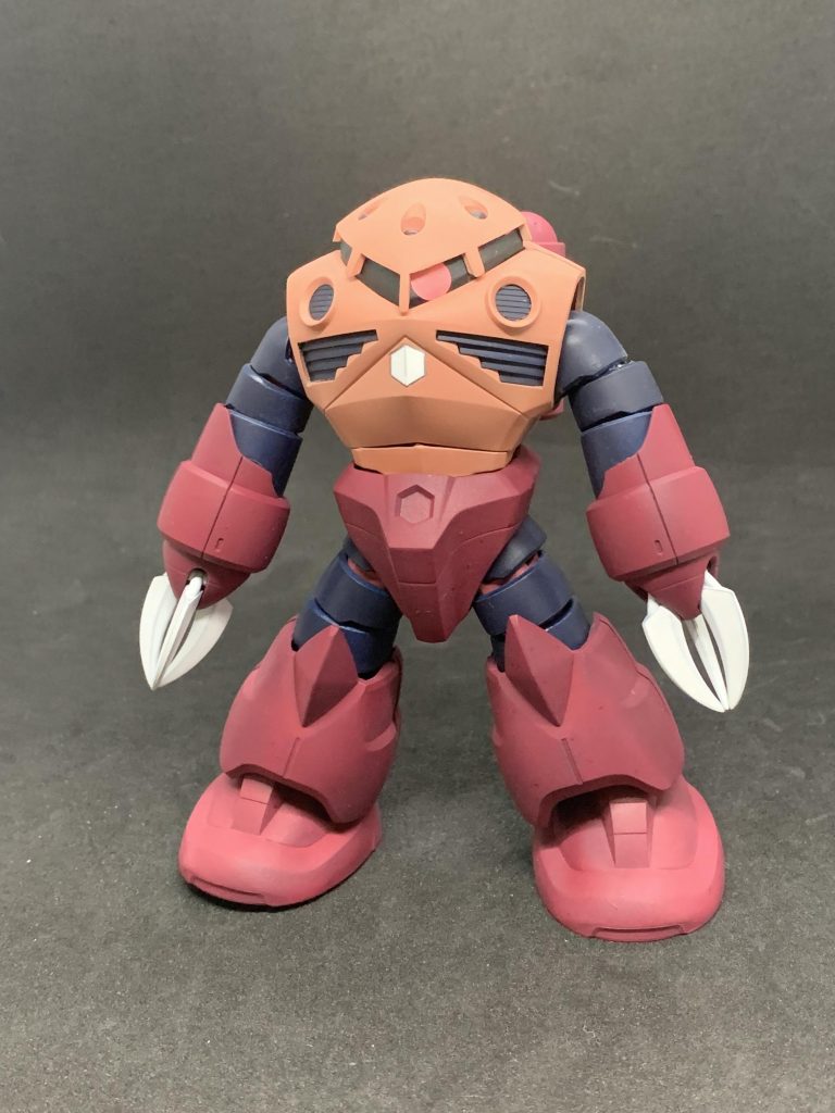 まずはズゴックの状態何の変哲もないHGUCズゴックに見えるよう腰回りと太腿の幅を少し広げて中のコアガンダムを完全に隠蔽し、鶏冠とシールド、バックパックを追加しないことにこだわっています