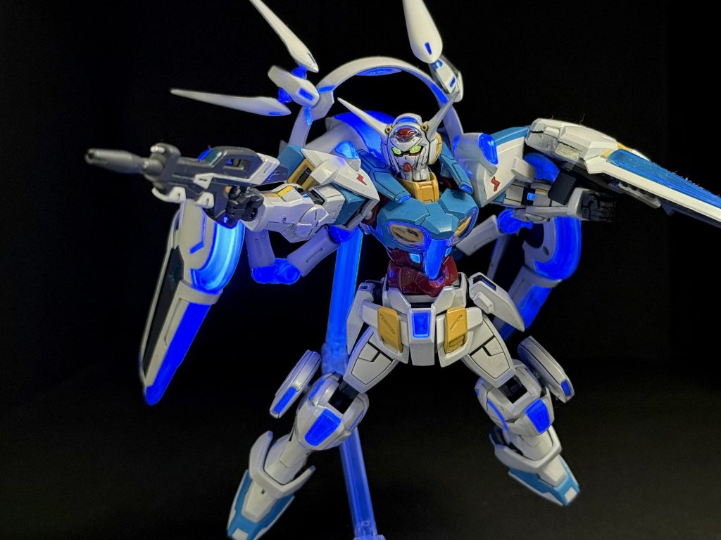 本当はもっとクリアパーツの色味に近い青緑系に光らせたかったのですが、ルミネのグリーンを使い切ってしまいブルーよりになってしまいました。