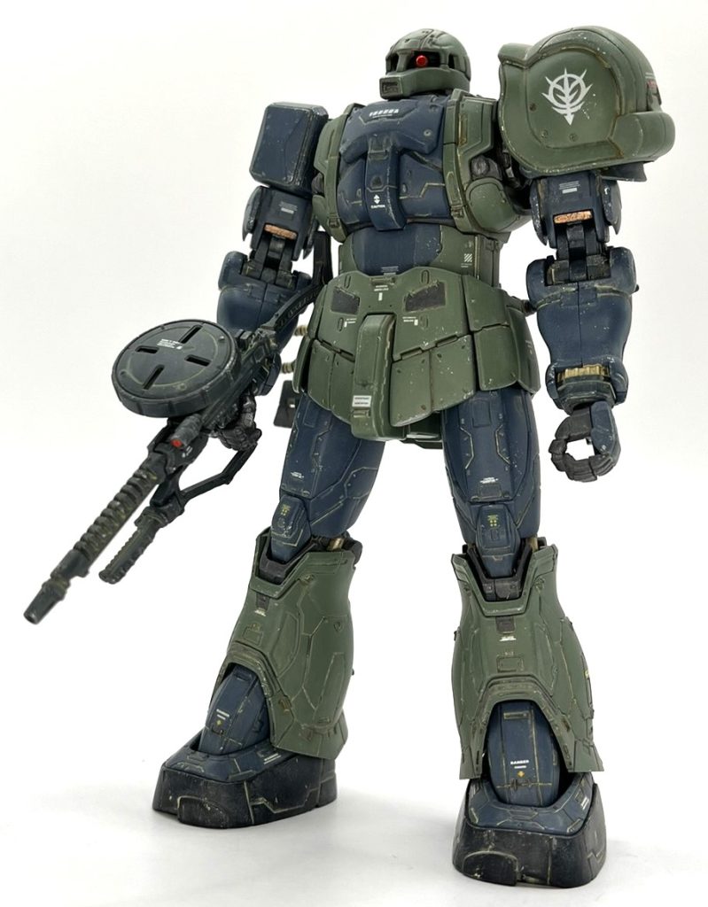 本編ではずっとザクマシンガンを両手で構えておりお腹周りのデザインが確認できなかったのですが、配信が始まると同時に公式サイトのメカ紹介にしれっと旧ザクが追加されており、無事お腹を確認できました。動力パイプ基部を切除するだけでOKなので、非常にありがたいモデリングです。キットには青部色分けのパネルラインもキットにしっかり入っており、スジボリすら不要でした。他作品ではザクⅡとザクⅠで大きくデザインが異なる胸部も本作では共通なのも、改造する身としては有難いですね。