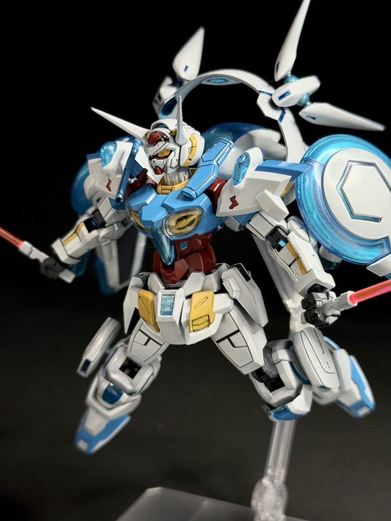 墨入れはMr. ウェザリングカラーのマルチブラック。凹部の黒塗りつぶしは付属シールまたはタミヤエナメルのフラットブラック。肩の赤い稲妻⚡︎マークは シタデルのメフィストン・レッドで筆塗りです。