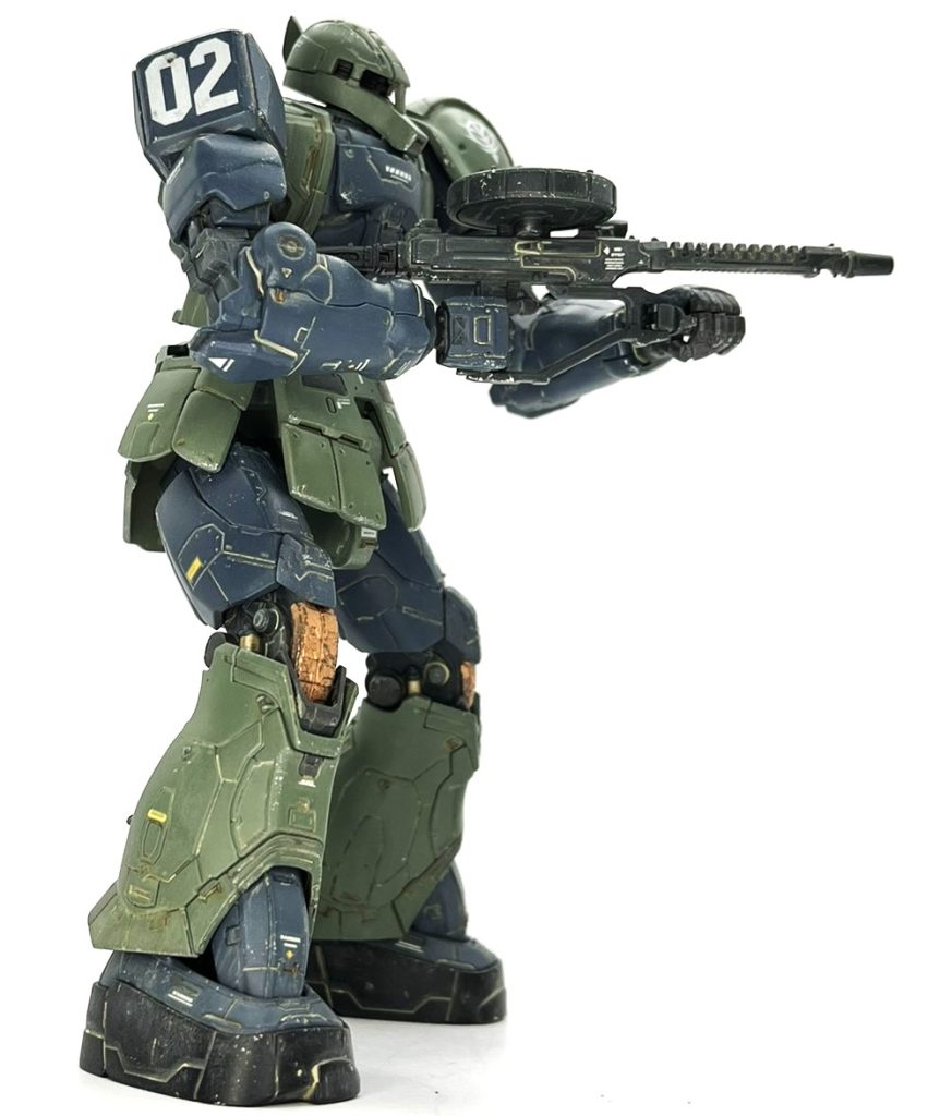 モノアイは3分割パイカットされた複眼？仕様ですが、ここも個人的な好みで埋めて普通のモノアイにしました。モノアイはバンダイの3Dメタリックシールです。しっかり反射して発色がよくて素晴らしい商品ですね。ザクマシンガンのサイトレンズもこの3Dメタリックシールです。