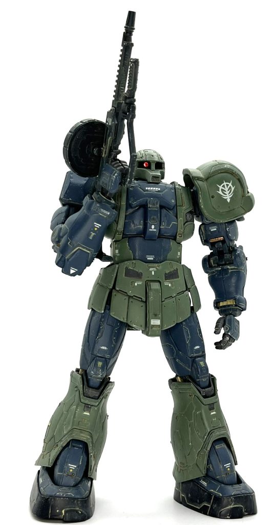 本キットの印象としては全体に入った緻密なモールドが目を引くのと、かなり堀の深い構造も1パーツで成形されていて、繊細な金型が想像されますね。ABS、PCは無し、関節部はKPSで構成されています。KPSは独特の柔さと粘りがどうにも慣れません。PSパーツはバリやヒケやウェルド、フローマーク等見当たらず、素晴らしいと思います。ゲートも極力見えずらい箇所に設置され、しかも細いものばかりです。箱空けてニッパー一本で組んで、ガンダムマーカーでスミ入れするだけでかなり見栄えしそうですね。最近のガンプラは道具も技術も最低限あれば気軽にとてもカッコよく作れるのに、肝心の入手する事自体が開店前からお店に並んだりネットに張り付いたり、転売価格で買わざるを得なかったりと、全く気軽じゃないのが悲しいですね。今小5の甥っ子がガンプラにドはまりしていますが、全然欲しいキットが手に入らず可哀そうな事になっています。先週末、ふらっと寄った家電量販店で偶然再販したてのHGUCザクⅡ改と遭遇したので、確保して甥にプレゼントしておきました。(並んでたのがリックドムⅡだったら私のモノにしてましたが笑)齢10にして1年戦争好き、しかもガンダムよりザクが好きという稀有な趣味の持ち主なので、立派なガンプラモデラーになってもらうよう叔父として全力でバックアップをしていきます！息子はまだ幼稚園児なので、もう少し大きくなったら洗脳開始...もとい一緒にガンプラ作りを楽しみたいと思います。