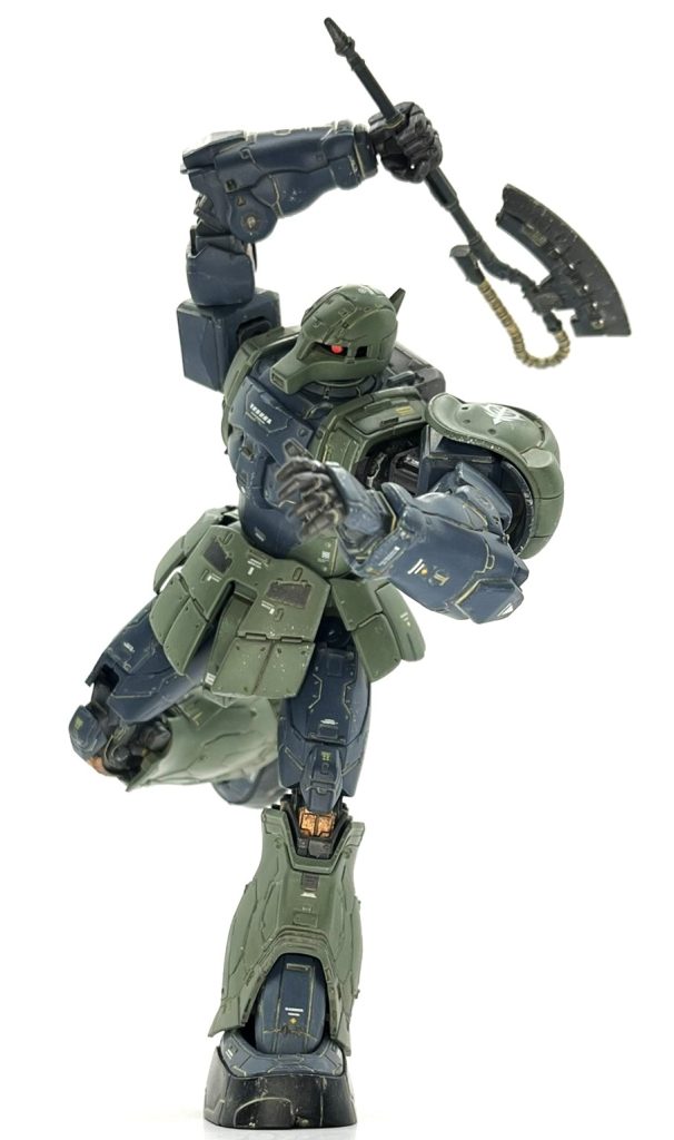 足裏の盛大な肉抜きも完成を急いだのでひとまず放置です。後ほどゆっくりやろうと思います。取り合えず左足裏の穴に鉛詰め込んで、片足立ちのポーズ安定性を図りました。錘仕込むとこういうポーズが取りやすくなりますね。良く動くのでポーズつけるのが楽しいキットです。