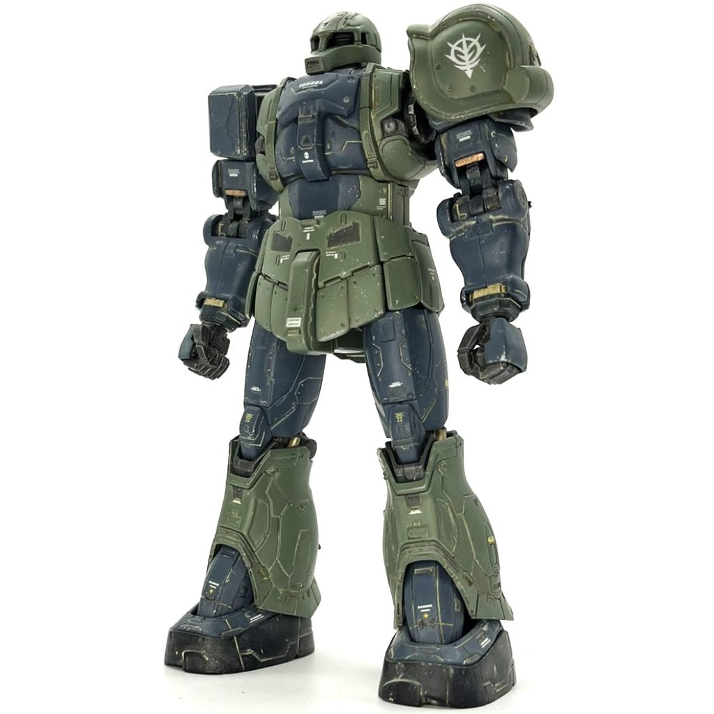 元の成形色分けが複雑で下地の色を拾うと嫌なので、グレーサフを吹いてリセットしました。緑部はクレオスのMSグリーン2、青部は以前ヴィッシュグフを作る際に余ったアサヒペンのカントリーブルーで塗りました。お腹の青はマスキング塗装ではなく、塗料皿にスプレーの中身を出して筆塗りしました。指部、関節部含め腕部は全部青がCG的には正解ですが、好みでグレーやメタリックで色分けしました。