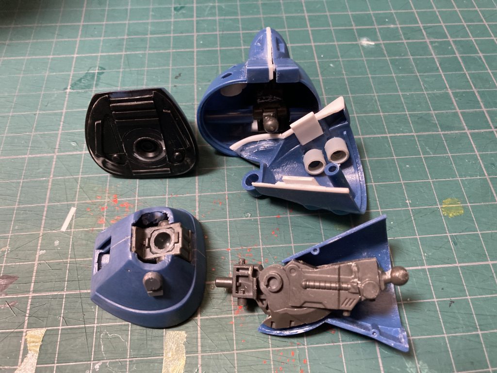 プロトタイプグフの脚部フレームのヒザの丸に、旧キットの脚部の丸いヒザ部分が無加工で見事にはまったのですのままフレームとして使用しています幅が合わず少し隙間が空いてしまうのでプラ板を挟んで幅を調整しました08小隊で登場するフライトタイプグフでは足の穴は空気取り入れのファンになっていますが飛行試験型はミサイル発射口なのでミサイルが入るフレームとミサイルを入れてます