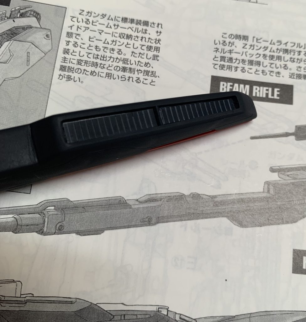 スタビライザーの合わせ目消しはスジボリ入りのプラ板を貼ってみました。