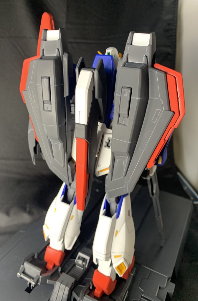 背面。現在の目でみると思ったよりフライングアーマーが離れている印象。