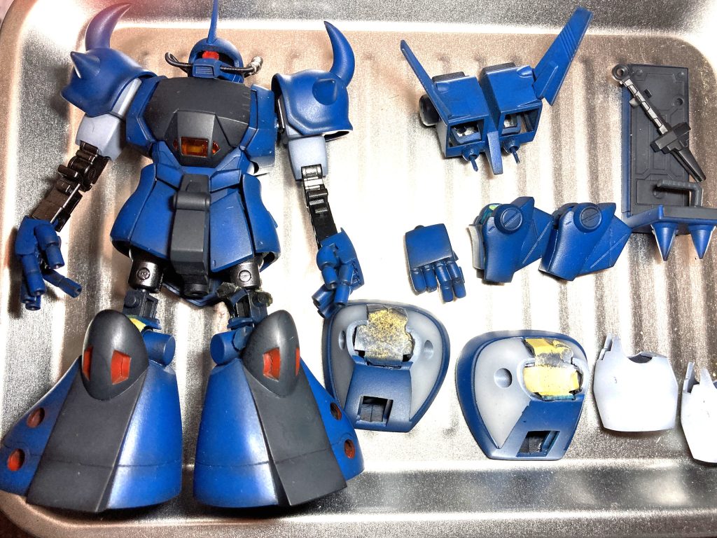 塗装はいつものように黒サフの上から、充電式エアブラシで塗装していますブルーインパルスのブルーとセルリアンブルーとインディブルーの混色ですももと腕部は後ハメ出来るように加工して塗装していますフレームや関節部分はマスキングで対処しています