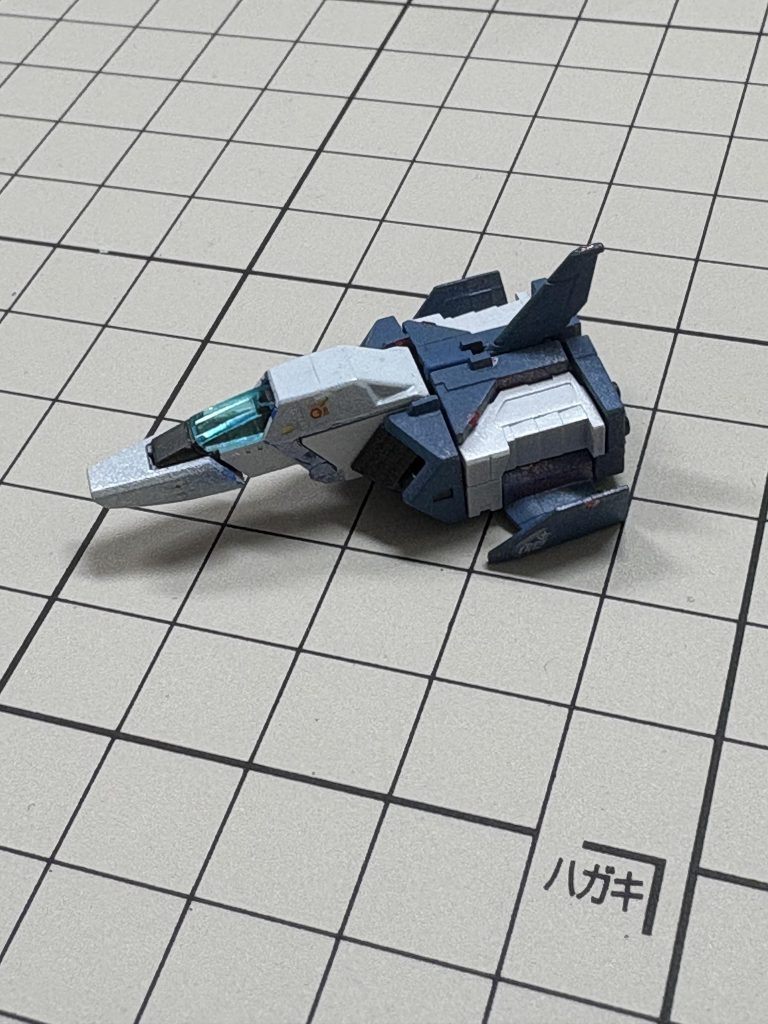 塗膜の厚みのせいか機首の伸縮部分が動かなくなって一部カットしました。と言っても塗装前状態はわからないんですが。側面にカット線がチラッと見えてます。