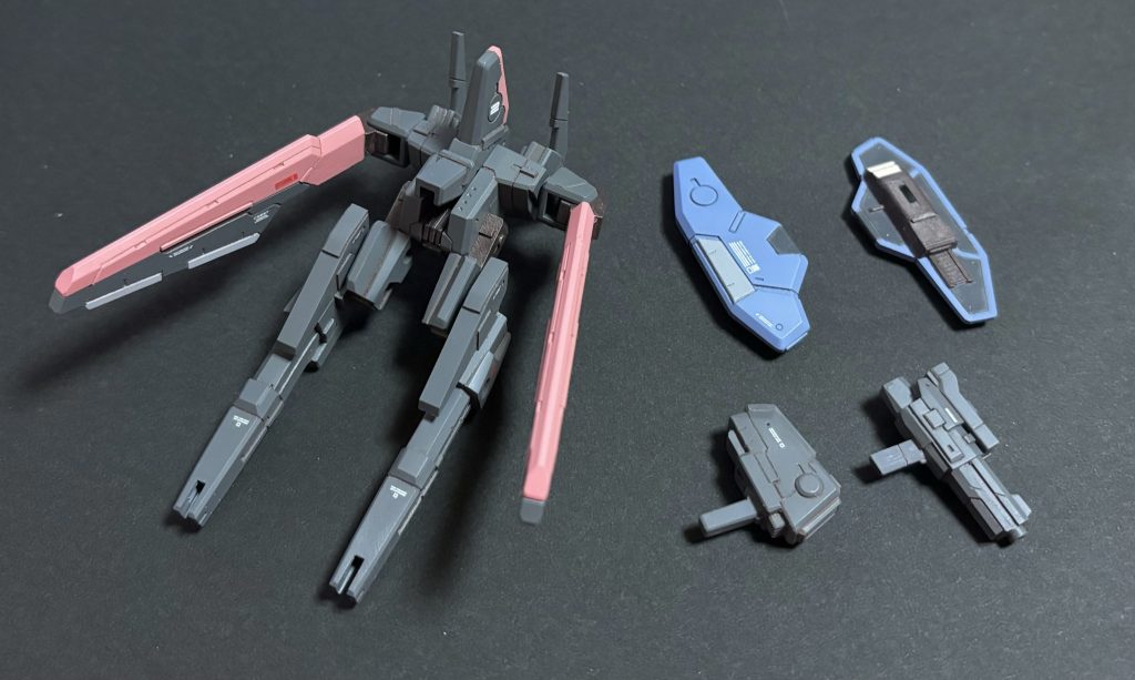 ▲装備品一覧 流用無しで作ったら銃が小さい笑 でもデザイン的には気に入っています 短い方はディスク型のビーム弾が出る想定で作りました銃口まで作り込んだのに全然見えてない笑