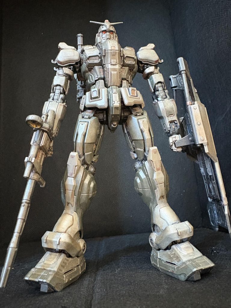 思いっきり泥遊びして良いよって気分で無秩序にやりました。ウェザリングカラーのマルチホワイトやマルチグレーでウォッシングしたりエナメルのディープブラウン塗ったりとか。さらにウェザリングマスターで面はカッパー、エッジはライトガンメタルでお化粧を。手で触ると粉がいっぱいついて金属ぽく見えていたのですが、艶消しクリアー吹くと思ったほどでもないというか。まあ何事も経験経験