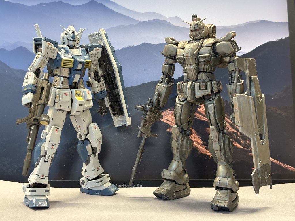 白→グレー・グレーと赤→濃緑色でランナー塗装して作りました。スリッパ側面のゲート跡が目立ちますが、それ以外はそんなに目立たないかも。それにしても方向性の違いに愕然とします。私の中では、不気味の谷を越えちゃったんだろうなという感じ。ロボコップとか、宇宙用の戦闘服だと思えばそうでもないかも。